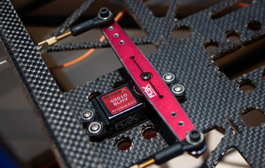 DS49010BLHV_1400x887-900x570