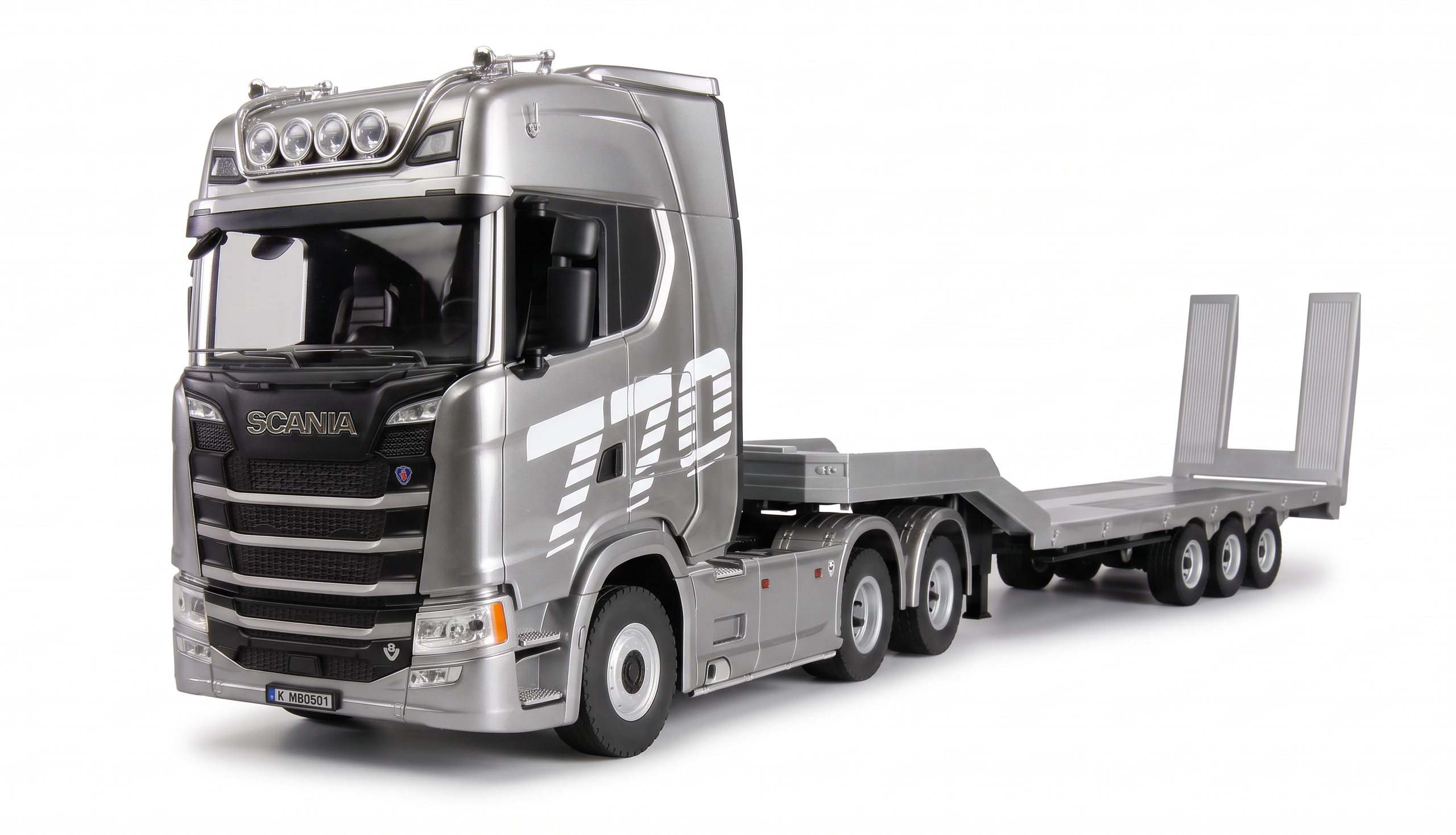 Scania 770 S Zugmaschine + Tieflader-Sattelauflieger 6×4 1:18 RTR silber